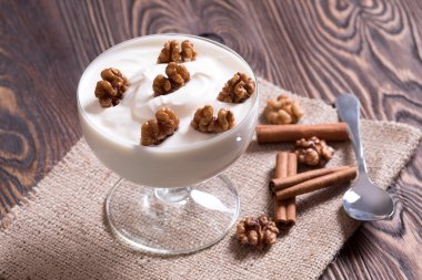 Ceviz ahşap bir masa üzerinde ile Yunan yoğurt.