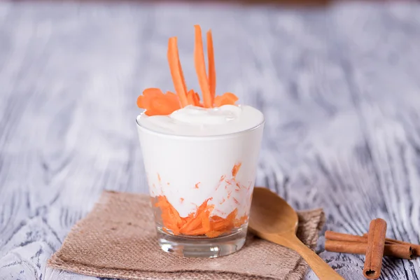 Йогурт с морковью, деревенский стиль — стоковое фото