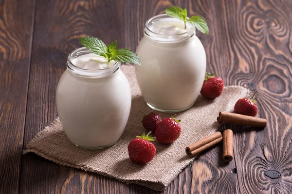 Обезжиренный йогурт с клубникой — стоковое фото
