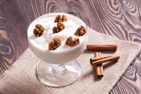 Fettarmer Joghurt mit Walnüssen — Stockfoto