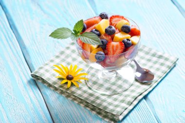 Çilek ve yaban mersini ve kayısı gelmedi salatası. Mavi arka plan.