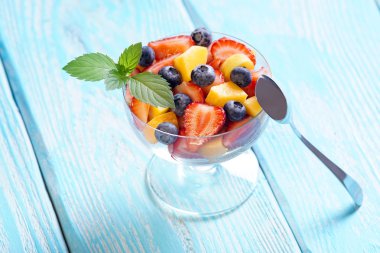 Slatky salata. Hafif kahvaltı. Mavi arka plan.