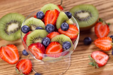 Çilek kivi ve yaban mersini salatası. Üstten Görünüm.