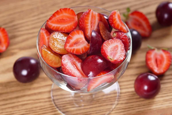 Salade van aardbeien en pruimen. Bovenaanzicht — Stockfoto