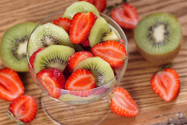 Salade met aardbeien en kiwi fruit. Bovenaanzicht. — Stockfoto