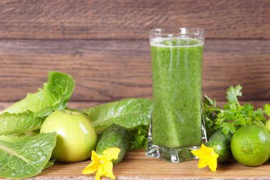 Bir fincan yeşil smoothie.