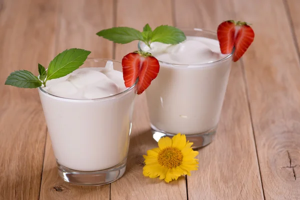 Живой йогурт в стакане с мятой . — стоковое фото