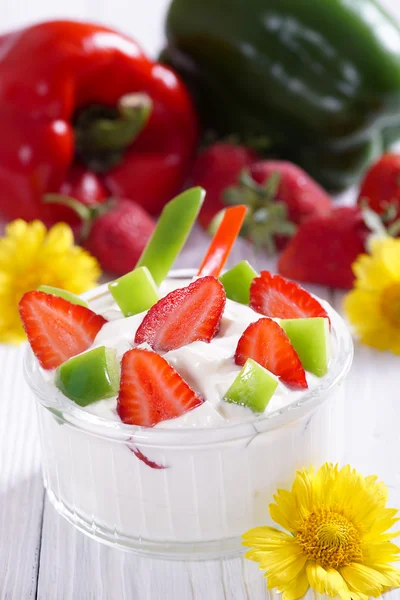 Iogurte com morangos e pimenta doce. Café da manhã leve . — Fotografia de Stock