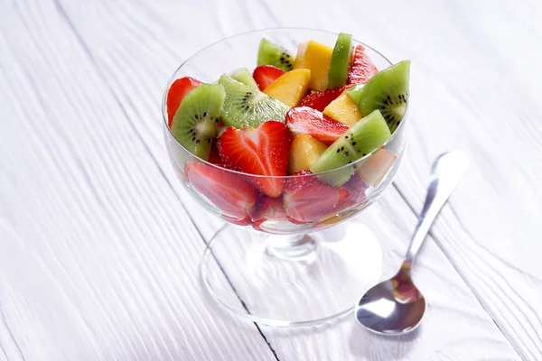 Salade met aardbei-kiwi en perziken — Stockfoto
