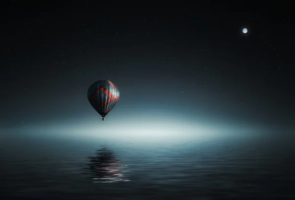 Globo aéreo volando sobre el agua — Foto de Stock