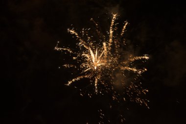 Geceleyin havai fişekler