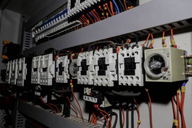 Devre kesicili elektrik santrali. Elektrik arkaplanı