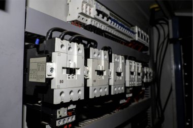 Devre kesicili elektrik santrali. Elektrik arkaplanı