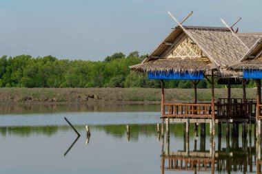 Kulübeler dinlenmek için suya inşa edildi..