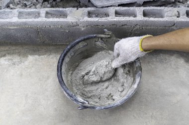 Kovada hazır çimento var. Duvarcılık için hazır..