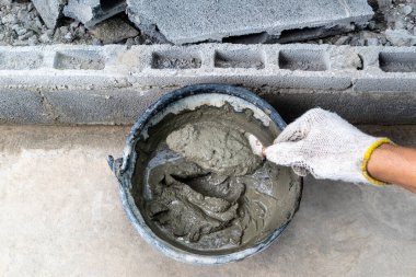 Kovada hazır çimento var. Duvarcılık için hazır..