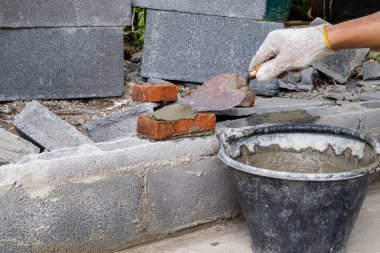 Kovada hazır çimento var. Duvarcılık için hazır..