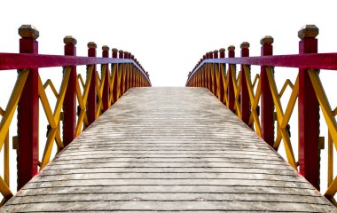 Beyaz arka planda sarı ve kırmızı çelikten bir köprü.