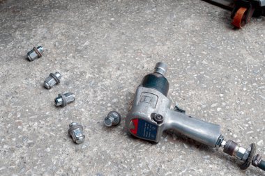 Araba servisi garaj dükkanında pnömatik anahtar aracı, kapat