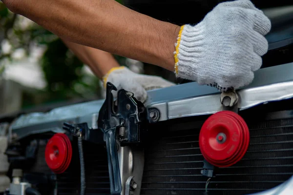 Bilmekaniker Som Jobbar Garaget Reparation — Stockfoto