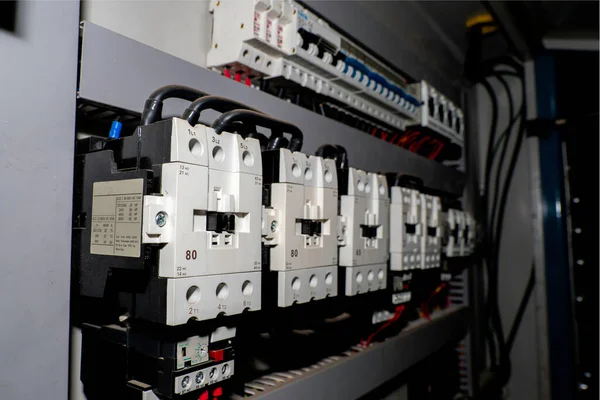 Devre kesicili elektrik santrali. Elektrik arkaplanı