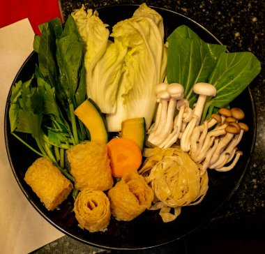 Sebze tepsisi, balkabağı, havuç, ıspanak, Çin lahanası, mantar, kabak, kereviz, Kale siyah tepside..