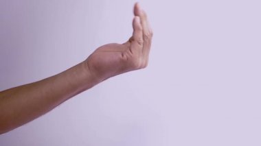 Avuçlarınızı kaldırın ve parmaklarınızı kendinize doğru bükün..