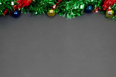 Noel sınır şablonu, köknar dalları, güzel kırmızı mavi ve altın oyuncaklar ve kurdele, uzay grisi arka planda, Mutlu Noeller ve mutlu yıllar.