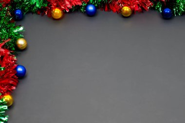 Noel sınır şablonu, köknar dalları, güzel kırmızı mavi ve altın oyuncaklar ve kurdele, uzay grisi arka planda, Mutlu Noeller ve mutlu yıllar.