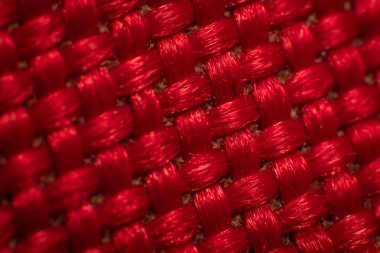 Yakın plan sentetik kumaş, kırmızı iplik. İplikler, düzgün dokuma, büyük parlak lifler, yüksek büyütme, süper makro.