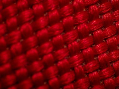 Yakın plan sentetik kumaş, kırmızı iplik. İplikler, düzgün dokuma, büyük parlak lifler, yüksek büyütme, süper makro.