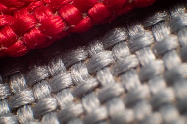 Yakın gri ve kırmızı poliyamid kumaş, lifler arasında küçük boşluk, düzgün dokuma, büyük parlak fiber, yüksek büyütme, süper makro,