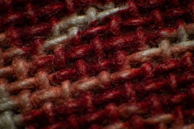 Pamuk iplik resimleri. Güzel kumaş. İplikler arasında bir boşluk var. Temiz dokuma Beyaz-kırmızı iplik, Yüksek büyütme, Süper makro.