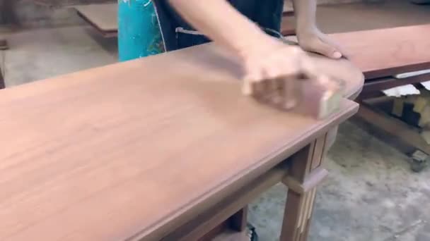 Een Monteur Die Zand Gebruikt Werken Aan Een Mahoniehouten Tafel — Stockvideo