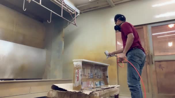 Hombre Usando Una Pistola Pulverización Pintura Blanca Rocía Frente Del — Vídeos de Stock