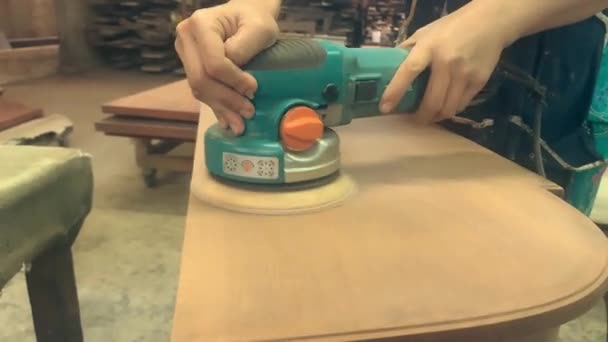 Mechanic Woman Uses Electrically Powered Green Disc Sander Work Mahogany — Stock Video