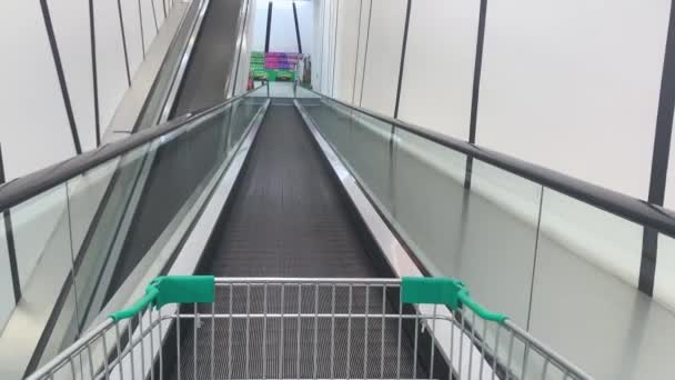 Coșul Cumpărături Este Împins Jos Rampa Alunecare Automată Interiorul Mall — Videoclip de stoc