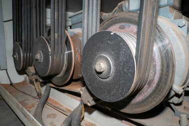 Kum makinesinin alt kısmına büyük bir elektrik motoru monte edilmiş.