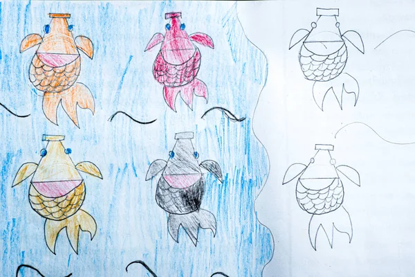 一个9岁男孩用铅笔和蜡笔画的画 在白纸上画一条五彩斑斓的鱼 — 图库照片