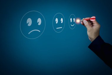 İş adamı sanal ekranda gülen surat ifadesi sergiliyor. Müşteri hizmetleri değerlendirme kavramı.