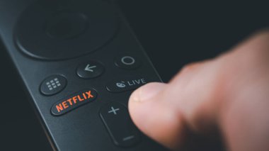 SMUTHPRAKARN / THAILAND - 5 Haziran 2021: Netflix tuşlu uzaktan kumanda ayrıntıları. Netflix, internet üzerinden yayın yapan medya ve video sunan bir Amerikan şirketidir..