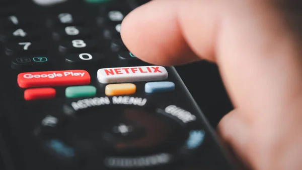 SMUTHPRAKARN / THAILAND - 5 Haziran 2021: Netflix ve google oynatma düğmeleri ile uzaktan kumandanın ayrıntıları..
