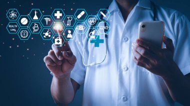 Bir doktor yeşil altıgen çerçevesinde parlayan beyaz bir halk sağlığı sembolünü işaret eder. Sol elde cep telefonu. Konsept internet sağlık hizmetleridir..
