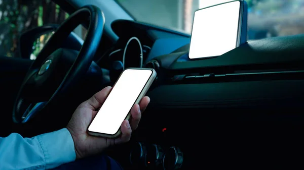 Mano Izquierda Hombre Sosteniendo Teléfono Inteligente Pantalla Blanca Que Sobresale — Foto de Stock