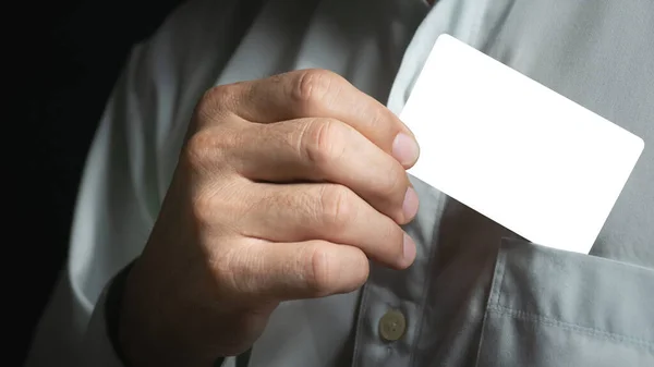 Människans Hand Tar Ett Vitt Kort Hans Ficka Konceptet Att — Stockfoto