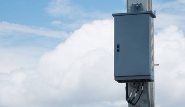 Küçük trafo: Elektrik direğine yüklenen voltajı artırmak veya azaltmak için kullanılan bir aygıt.