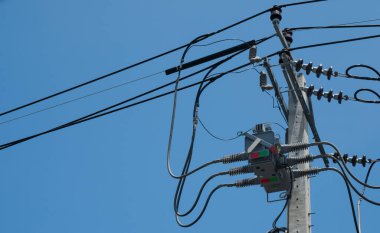 Küçük trafo: Elektrik direğine yüklenen voltajı artırmak veya azaltmak için kullanılan bir aygıt.