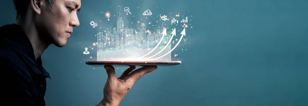 Satış verilerini ve ekonomik büyüme grafiğini analiz eden bir tablet kullanan bir adam. İş stratejisi. Soyut simge. Dijital pazarlama. Konsept online teknoloji kullanarak şehirlere yatırım yapmaktır..