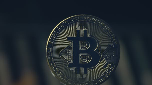 ビットコインのコンセプトピースは この未来的な金融暗号通貨ブロックチェーン技術で人気が高まっているビットコインを描いた — ストック動画