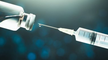 COVID-19 aşısı araştırmacıların elinde ve Coronavirus aşısı aşısıyla şırınga ve şişe tutuyor. Koronavirüs tedavisi kavramı, iğne, iğne, arka plan bulanıklığı.